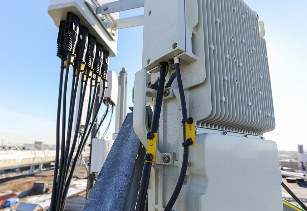 Équipement de la station de base de communication